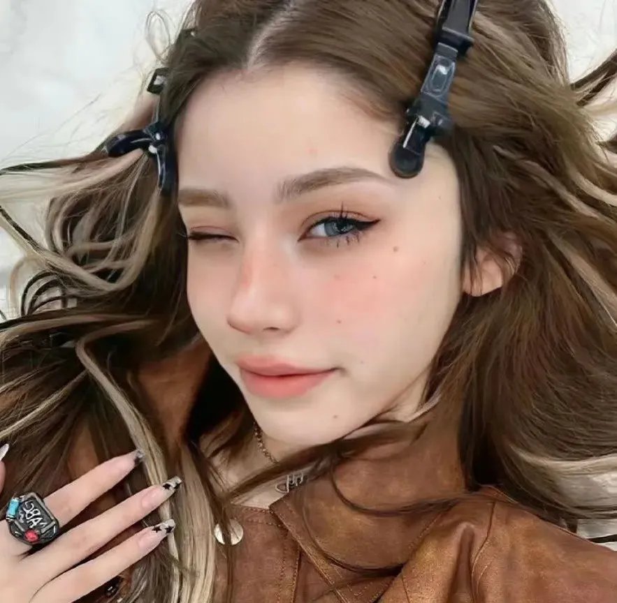 红十字背后